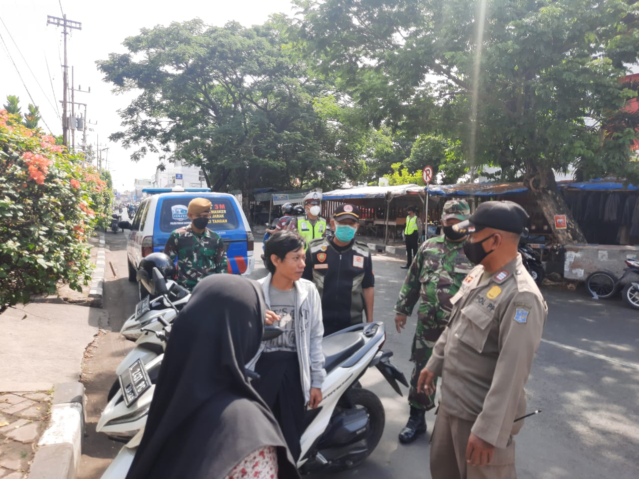 Polsek Pabean Cantikan Bersama Personil Gabungan Laksanakan Operasi Penertiban Masker di Jalan Kebalen