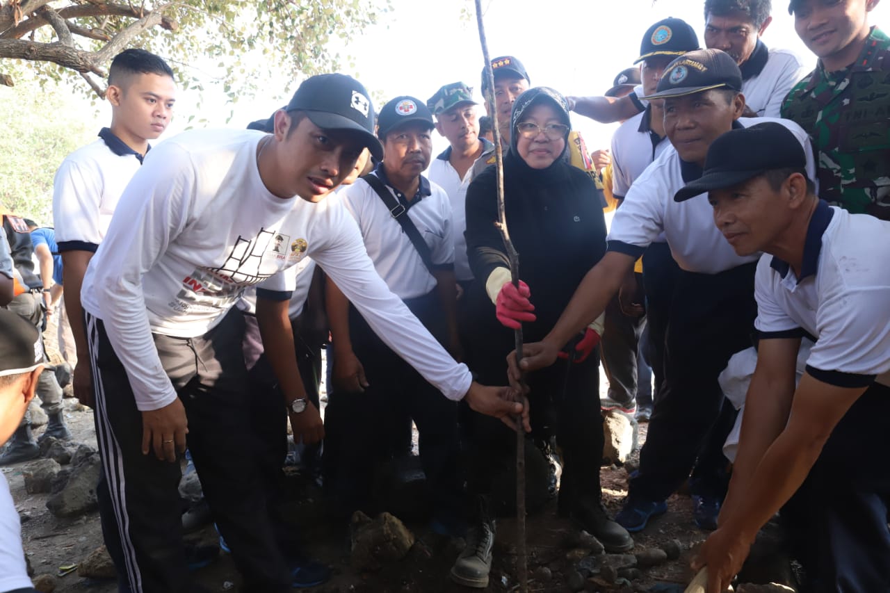 Kapolres Tanjung Perak Bersama Walikota Surabaya Gelar Bersih-Bersih Sampah Bareng 6 Ribu Peserta
