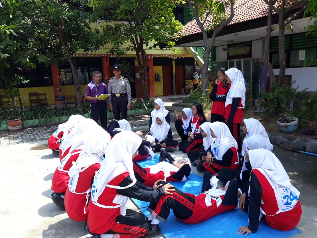 Babinkamtibmas Bulak Banteng Gelar Rabu Narsis di SMPN 31