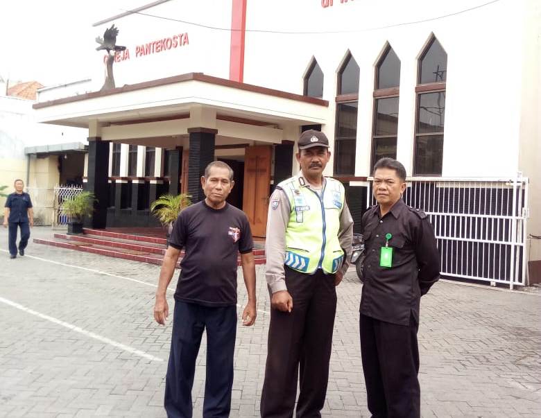 Babinkamtibmas Perak Timur Amankan Kebaktian Minggu Pagi