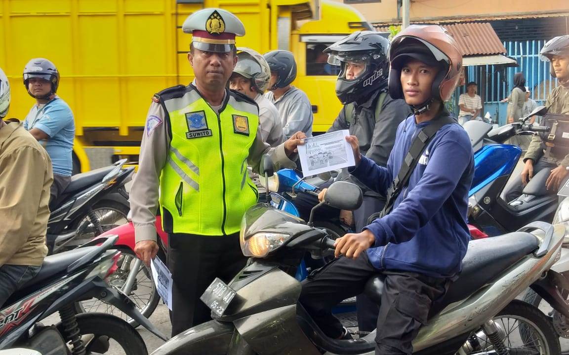 Polsek Asemrowo Laksanakan Pengaturan Pagi Sekaligus Sosialisasi Tertib Lalu Lintas