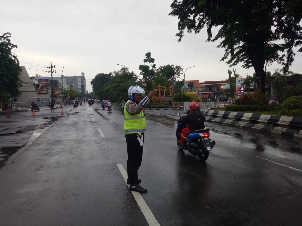 Satlantas Polres Tanjung Perak Lakukan Pengaturan Pagi, Bantu Pekerja & Anak Sekolah