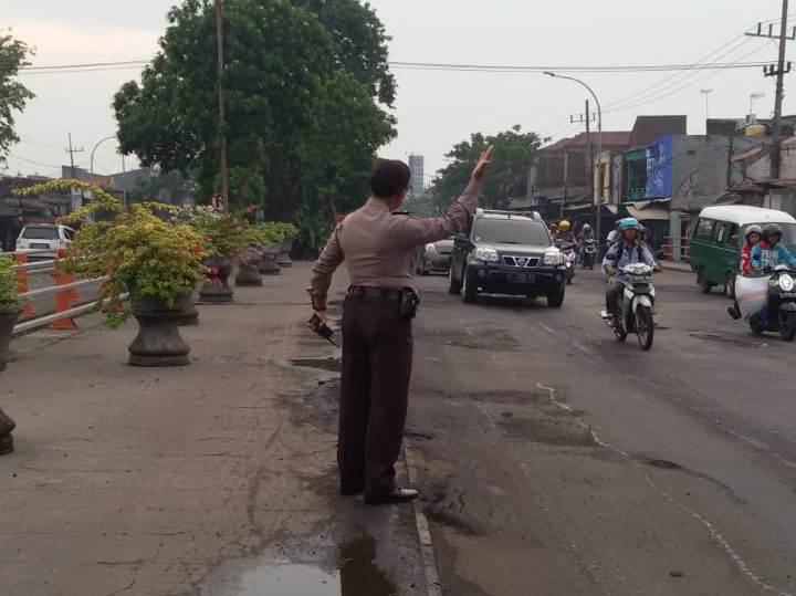 Polsek Asemrowo Lakukan Pengaturan Pagi Cegah Kemacetan