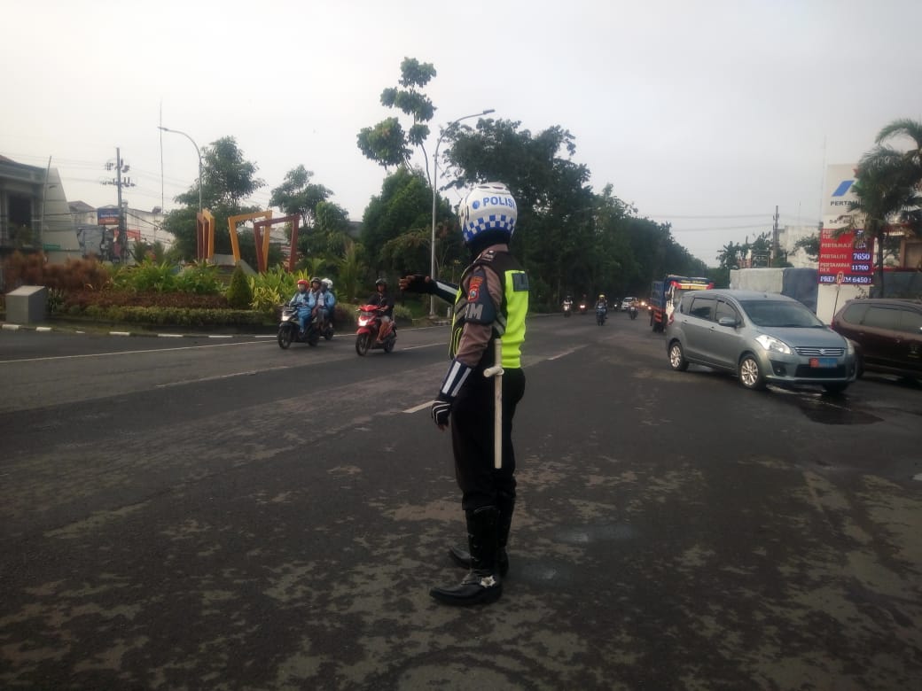 Satlantas Polres Tanjung Perak Beri Pelayanan Masyarakat Lewat Pengaturan Pagi