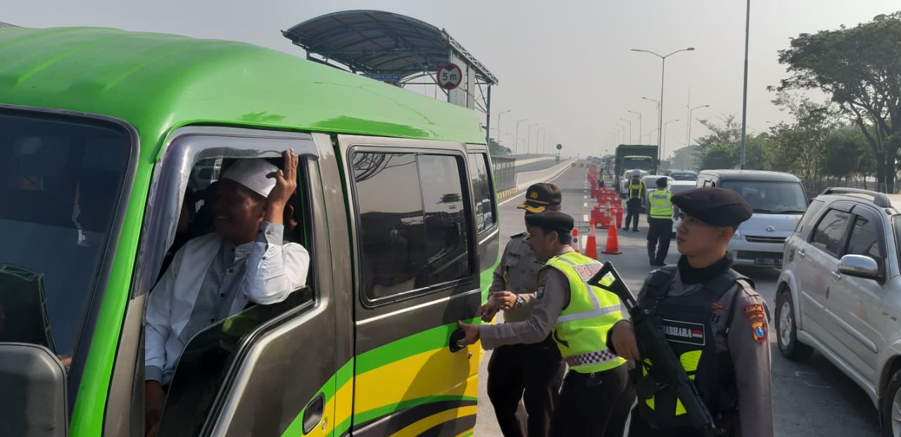 Polres Tanjung Perak Lakukan Penyekatan Massa Antisipasi Keputusan MK