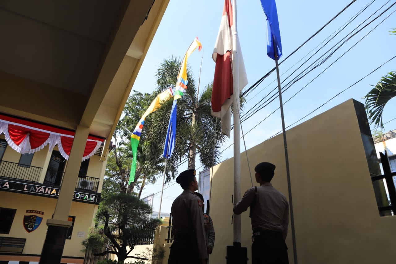 Bendera Setengah Tiang Untuk Anggota Polri Yang Gugur di Papua