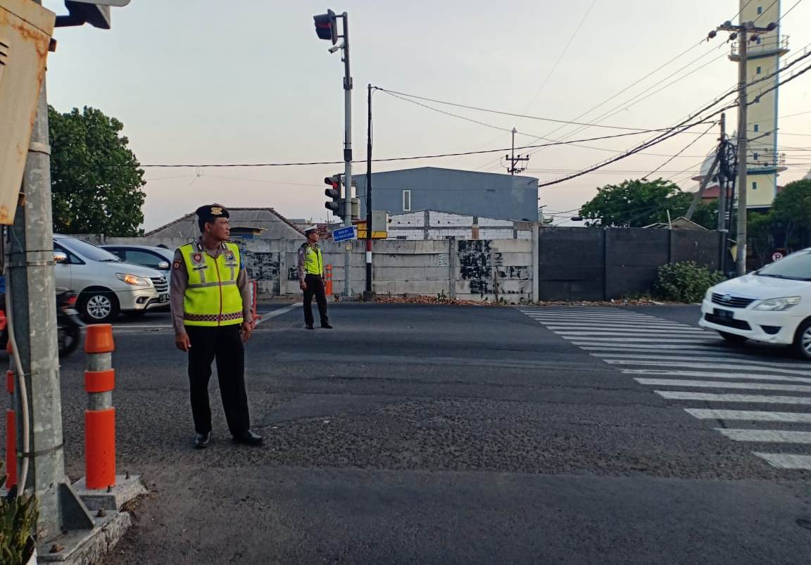 Cegah Kemacetan, Polsek Kenjeran Laksanakan Pengaturan Rutin di Pagi Hari