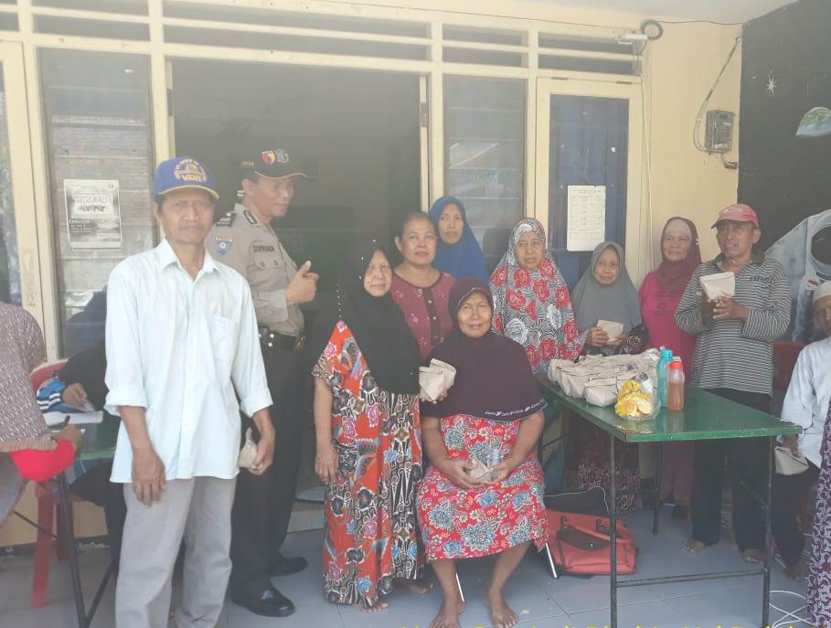 Babinkamtibmas Bulak Sambang Warga Manula Sampaikan Himbauan Jaga Pola Makan