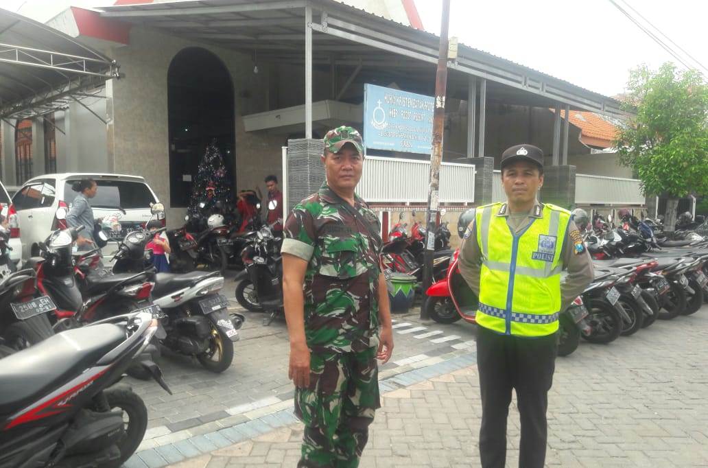 Babinkamtibmas Sidotopo Wetan Bersama Personil Koramil Kawal Misa Natal di Gereja HKBP