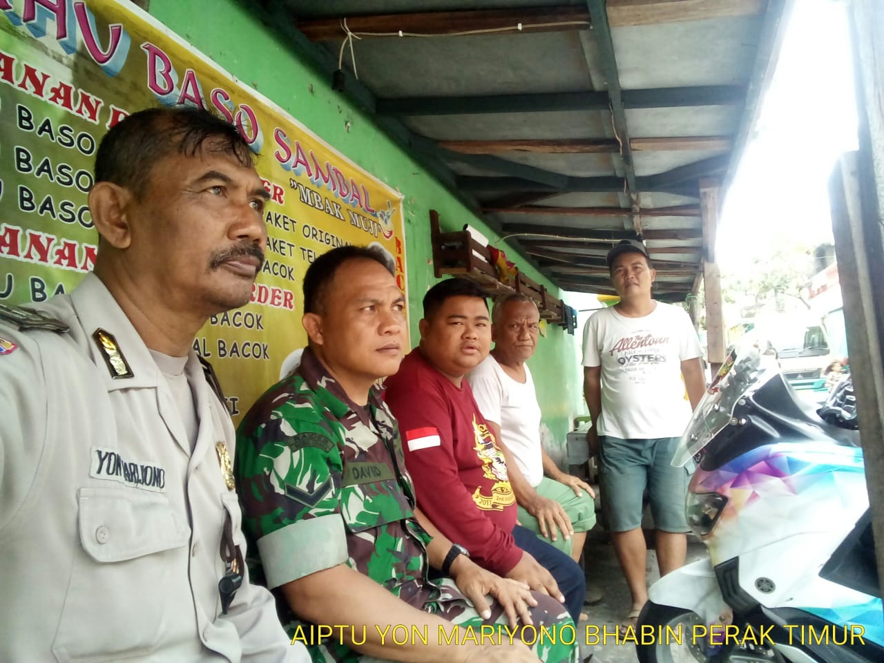 Babinkamtibmas Perak Timur Sampaikan Pesan Hati-Hati Berkendara di Musim Hujan