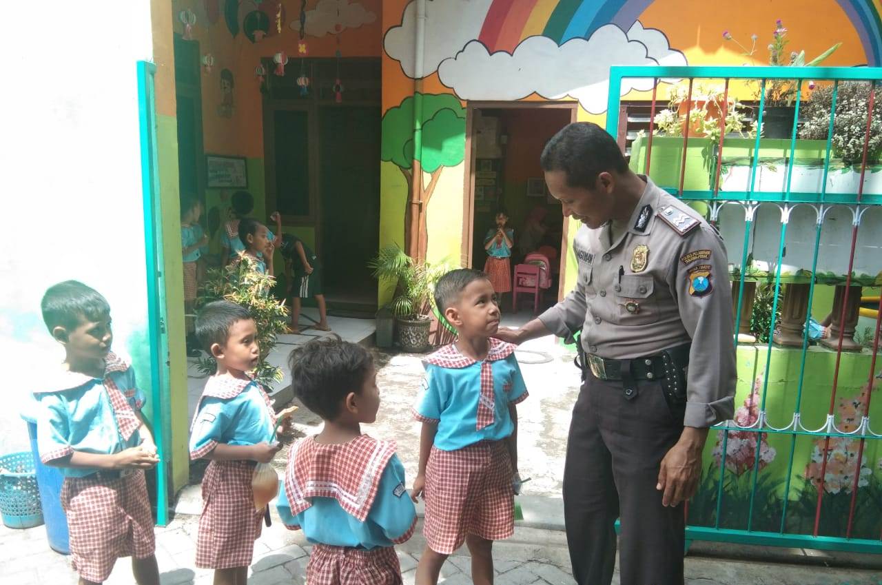 Babinkamtibmas Takal Kedinding Sampaikan Pesan Kerukunan Dalam Rabu Narsis