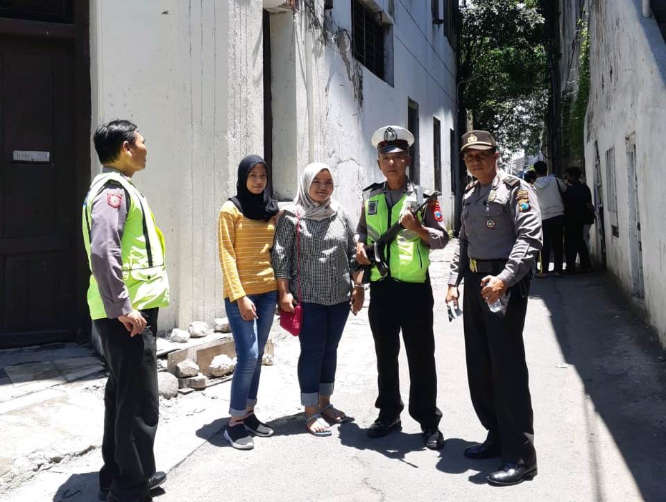 Polsek Pabean Cantikan Sampaikan Pesan Kamtibmas Ke Pengunjung Jalan Gula