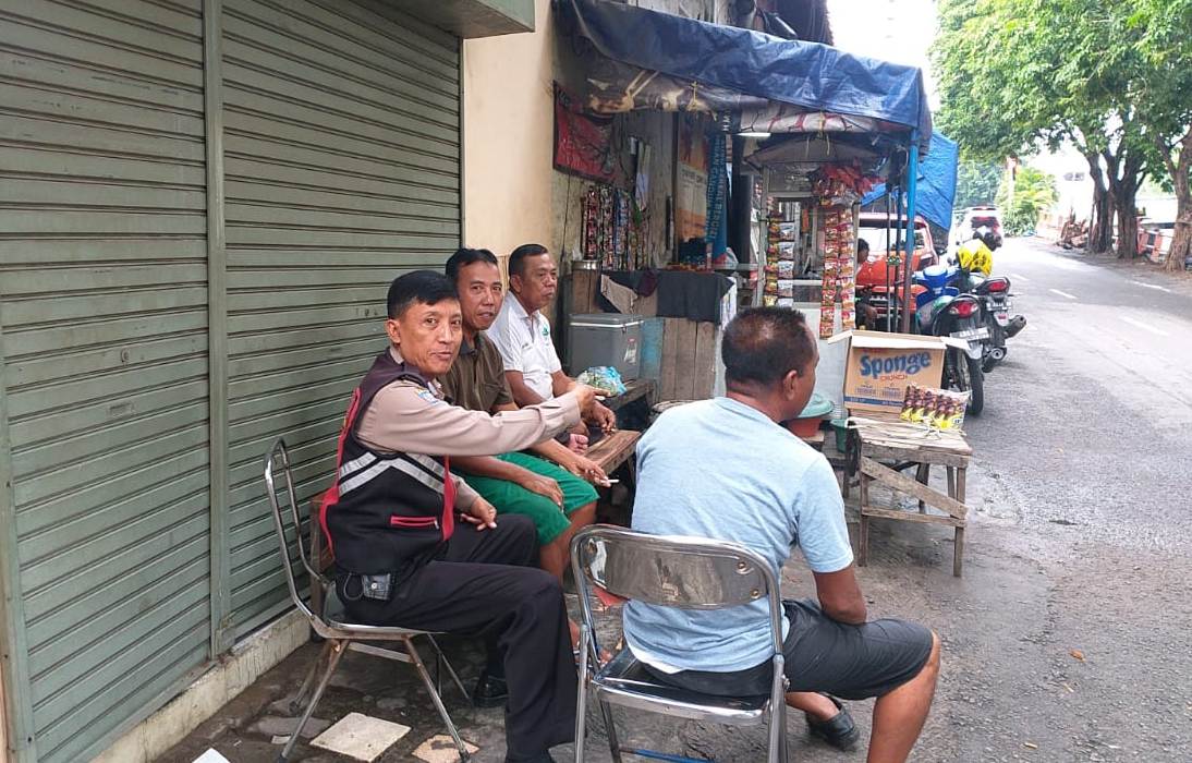 Babinkamtibmas Bongkaran Sampaikan Pesan Waspada Curanmor Ke Warga Semut Kali