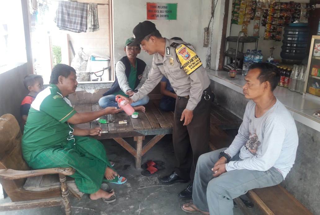 Perangi Virus Corona, Polsek Asemrowo Gencar Sampaikan Pesan Jaga Kerukunan