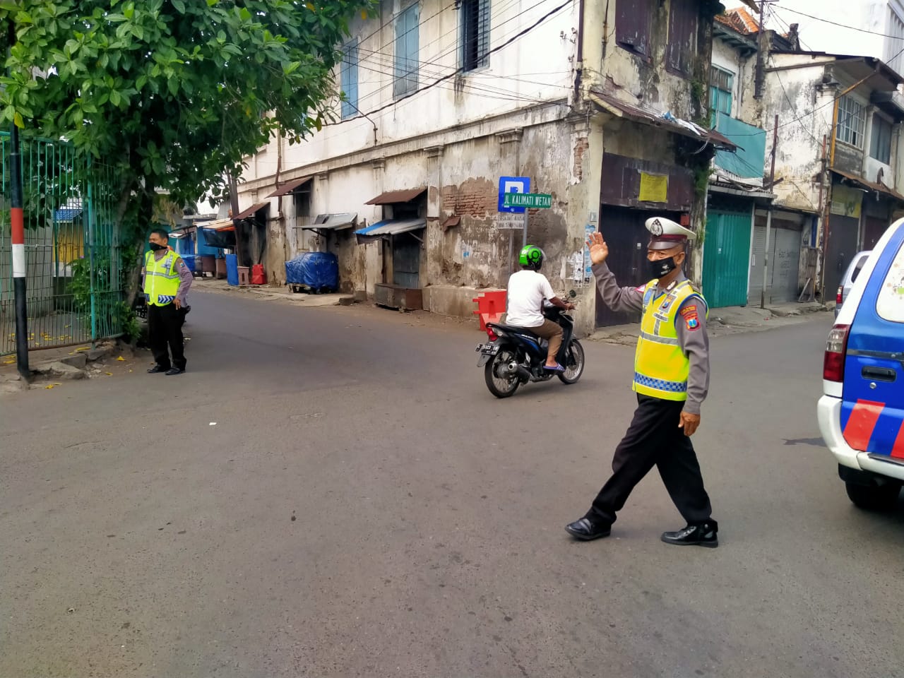 Polsek Pabean Cantikan Lakukan Pengaturan Pagi Cegah Kemacetan