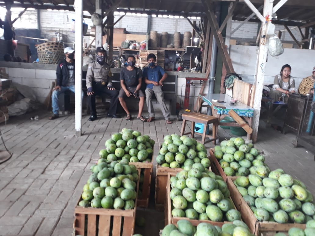 Babinkamtibmas Pegirian Sambang Pedagang Pasar Buah, Sampaikan Pesan Wajib Masker