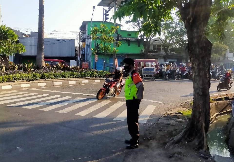 Polsek Krembangan Lakukan Pengaturan Pagi Cegah Kemacetan