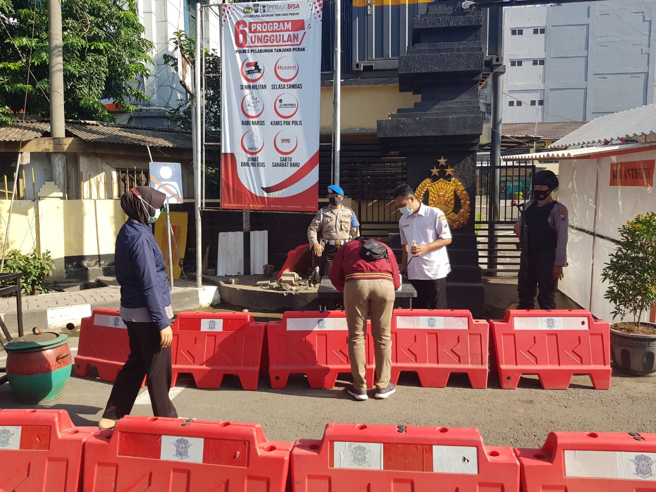 Urkes Polres Tanjung Perak Lakukan Cek Suhu Badan, Cegah Masuknya Virus Corona