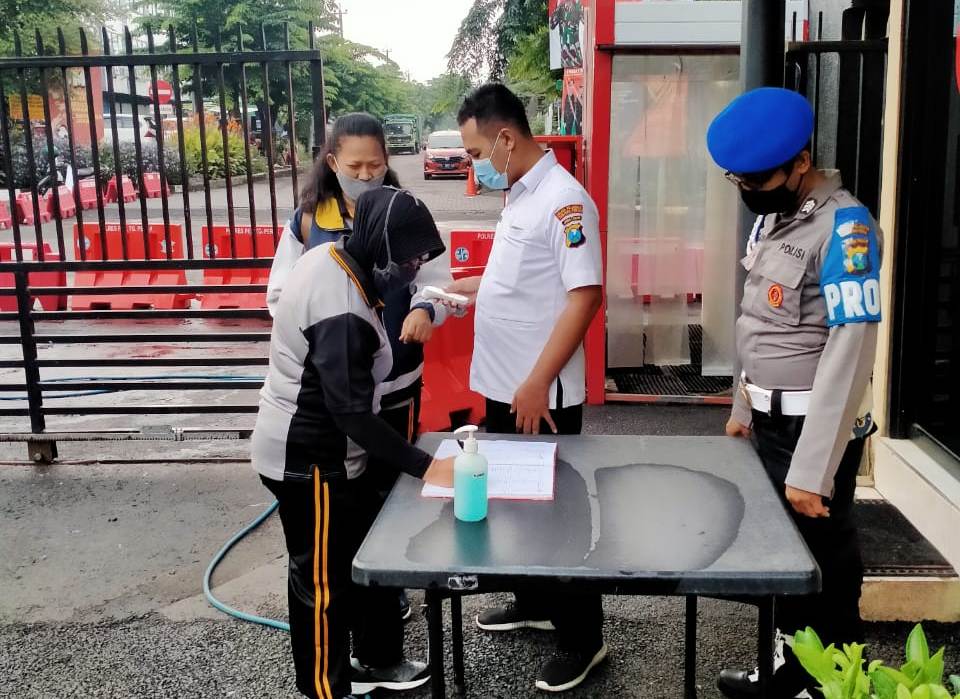 Urkes Polres Tanjung Perak Lakukan Cek Suhu Badan Personil & Tamu, Cegah Penyebaran Covid-19