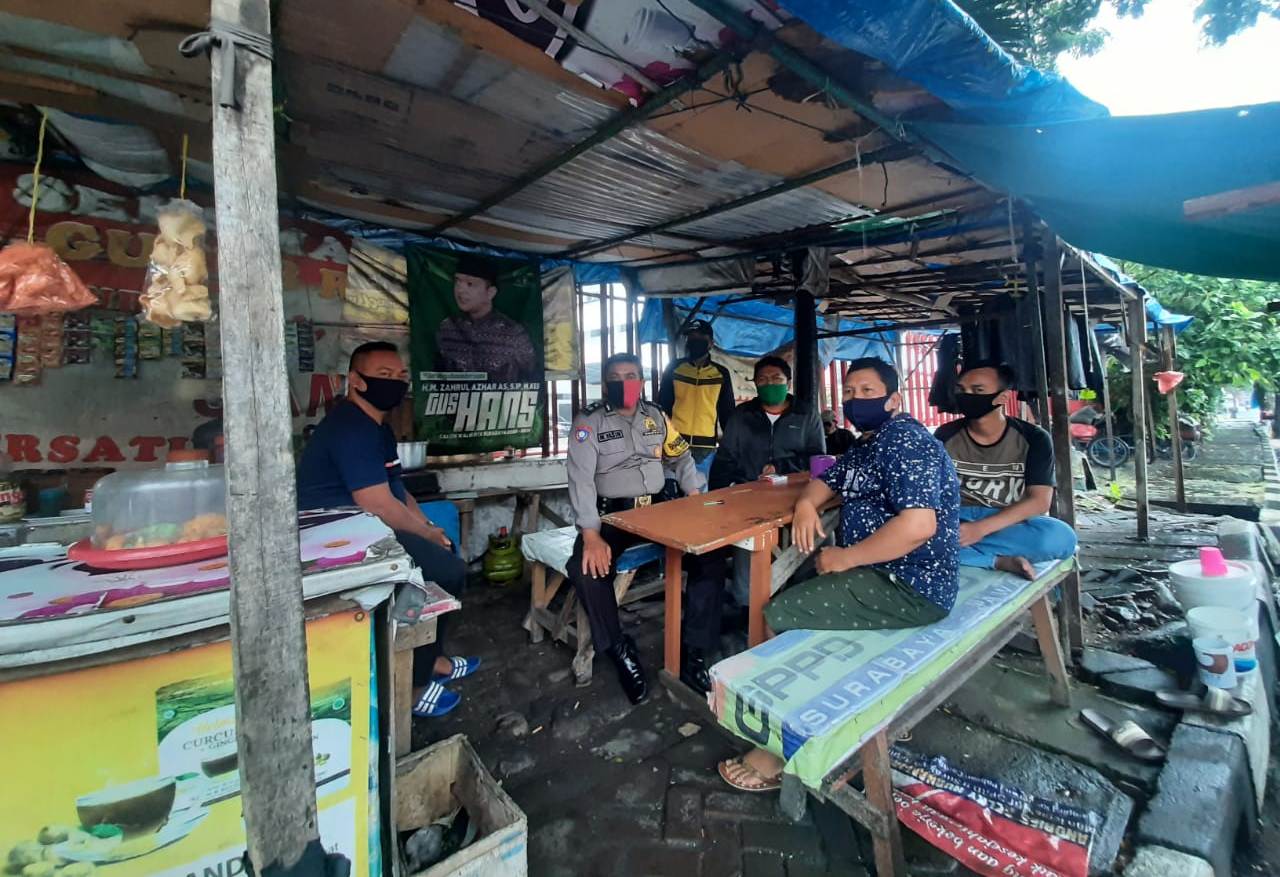 Babinkamtibmas Krembangan Utara Sambang Pengunjung Warkop, Sampaikan Himbauan Protokol Kesehatan