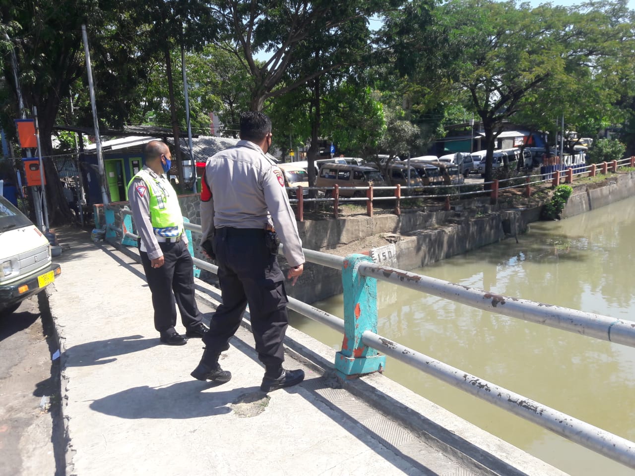 Polsek Pabean Cantikan Lakukan Pemantauan Debit Air di Sungai Kalimas, Deteksi Dini Potensi Banjir