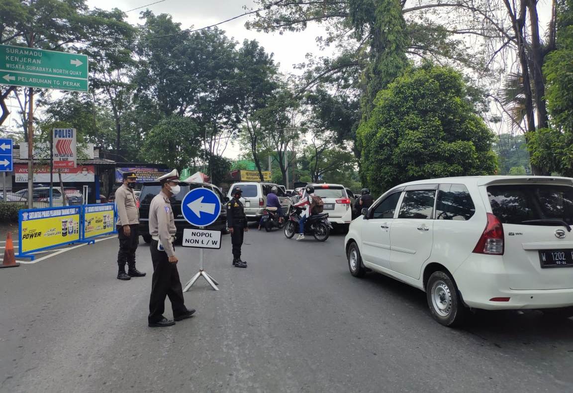 Polsek Krembangan Lakukan Penyekatan Bareng Personil Gabungan Untuk Cegah Mudik & Arus Balik