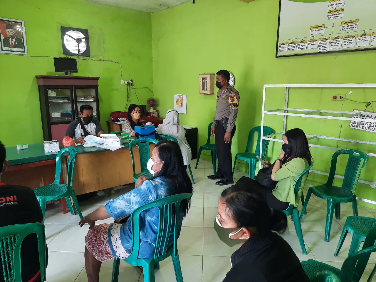 Babinkamtibmas Morokrembangan Kawal Pelaksanaan Vaksinasi Covid-19