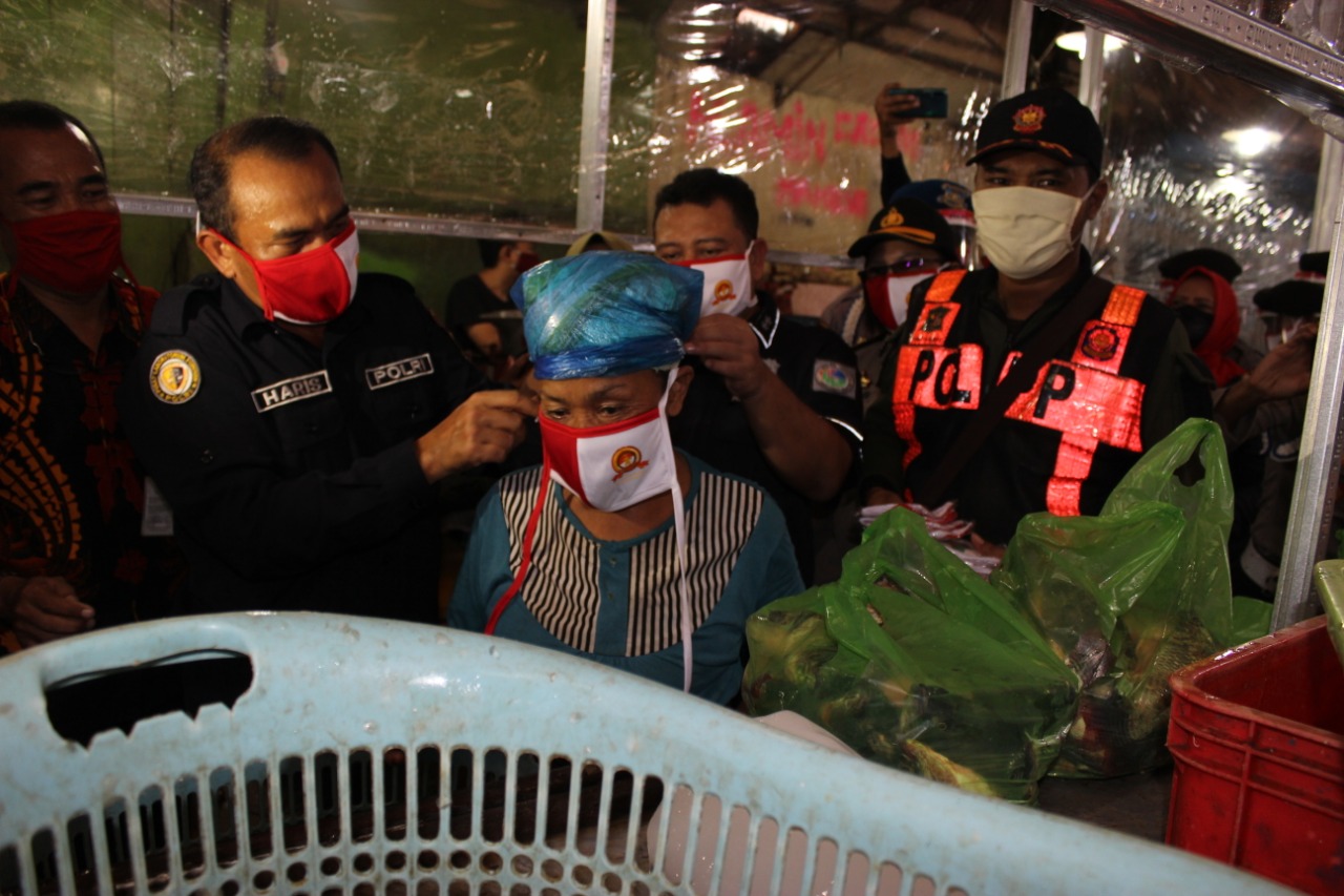 Peringati Hari Bhayangkara-74, Polda Jatim Bagikan Hand Sanitizer di Wilayah Hukum Polres Tanjung Perak