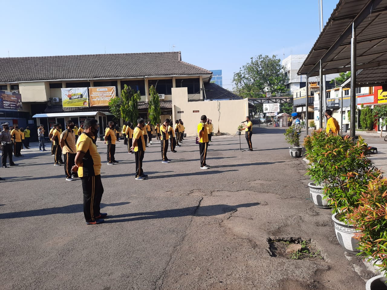 Kasat Sabhara Polres Tanjung Perak Pimpin Olahraga Pagi, Jaga Kesehatan Personil