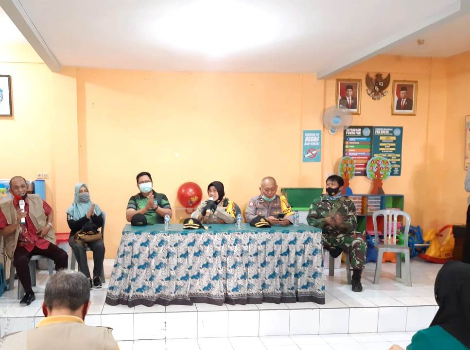 Kapolres Tanjung Perak Sosialisasikan Program Gerakan Jatim Bermasker di Kampung Tangguh Semeru