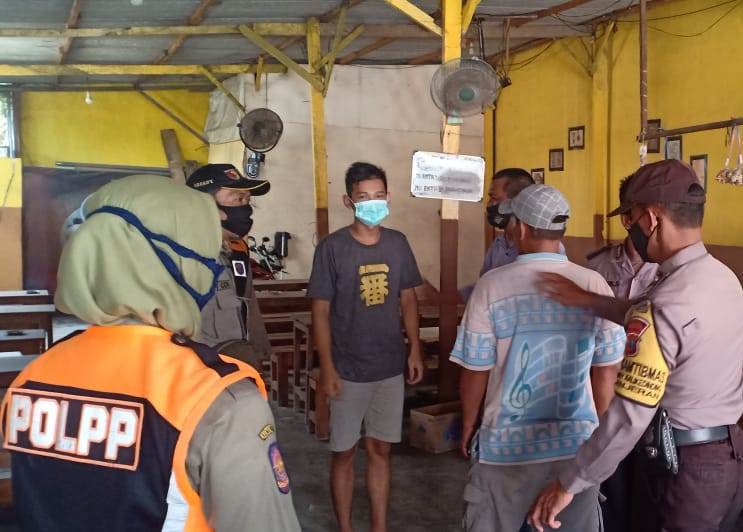 Polsek Kenjeran Gelar Operasi Penertiban Masker di Warung-Warung Bersama Satpol PP