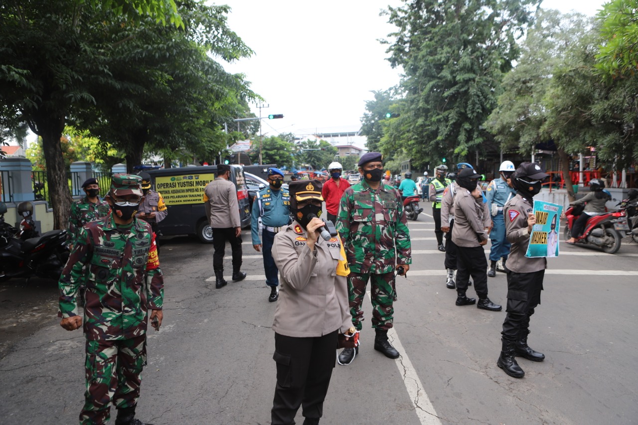 Kapolres  Tanjung Perak Bersama Danlantamal V Pantau Pelaksanaan Operasi Penertiban Masker di Jalan Pegirian