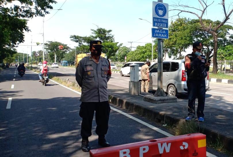 Polsek Kenjeran Lakukan Operasi Penertiban Masker di Akses Tol Suramadu Bareng Personil Gabungan