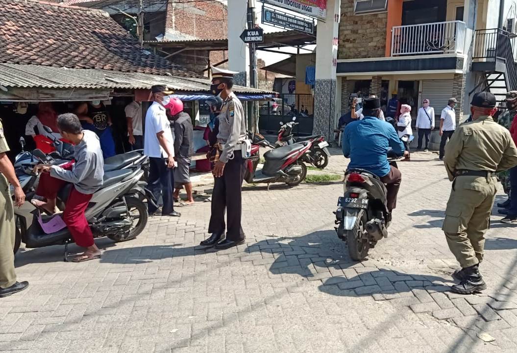 Kanit Intelkam Polsek Asemrowo Pimpin Operasi Masker Bersama Camat di Jalan Tambak Dalam Baru