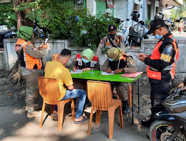 Kapolsek Pabean Cantikan Pimpin Operasi Masker Personil Gabungan di Jalan Waspada