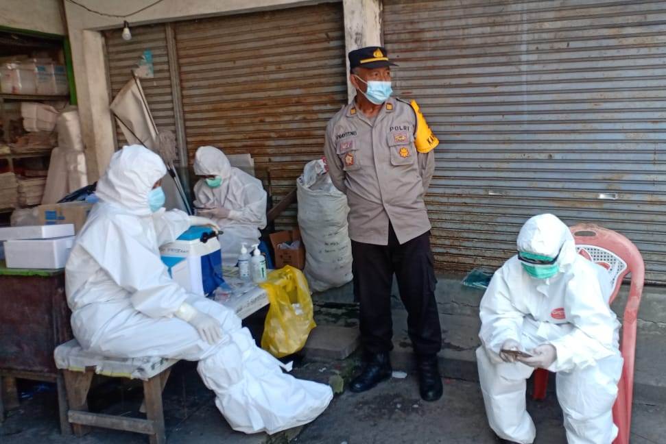 Polsek Kenjeran Gelar Operasi Penertiban Masker, Jatuhi Sanksi Pelanggar Dengan Swab Ditempat