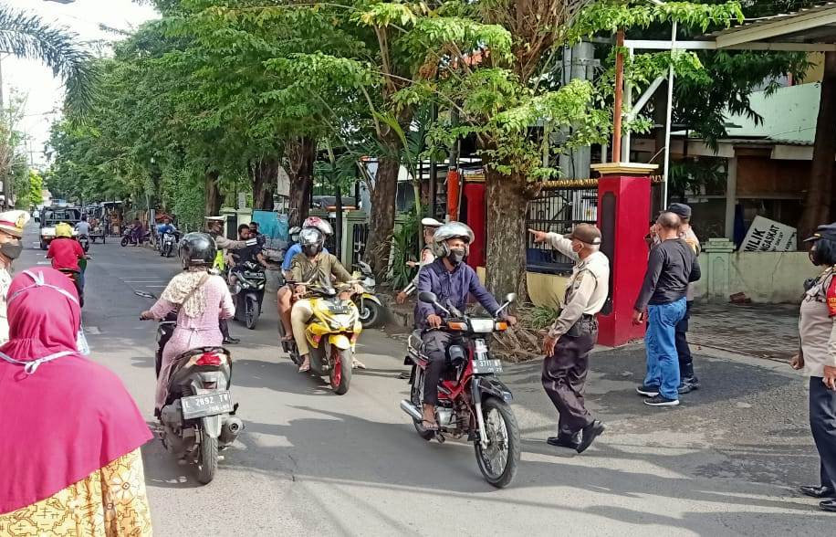 Polsek Asemrowo Laksanakan Operasi Masker di Jalan Asem Raya Depan Kantor Kecamatan Bareng Satpol PP