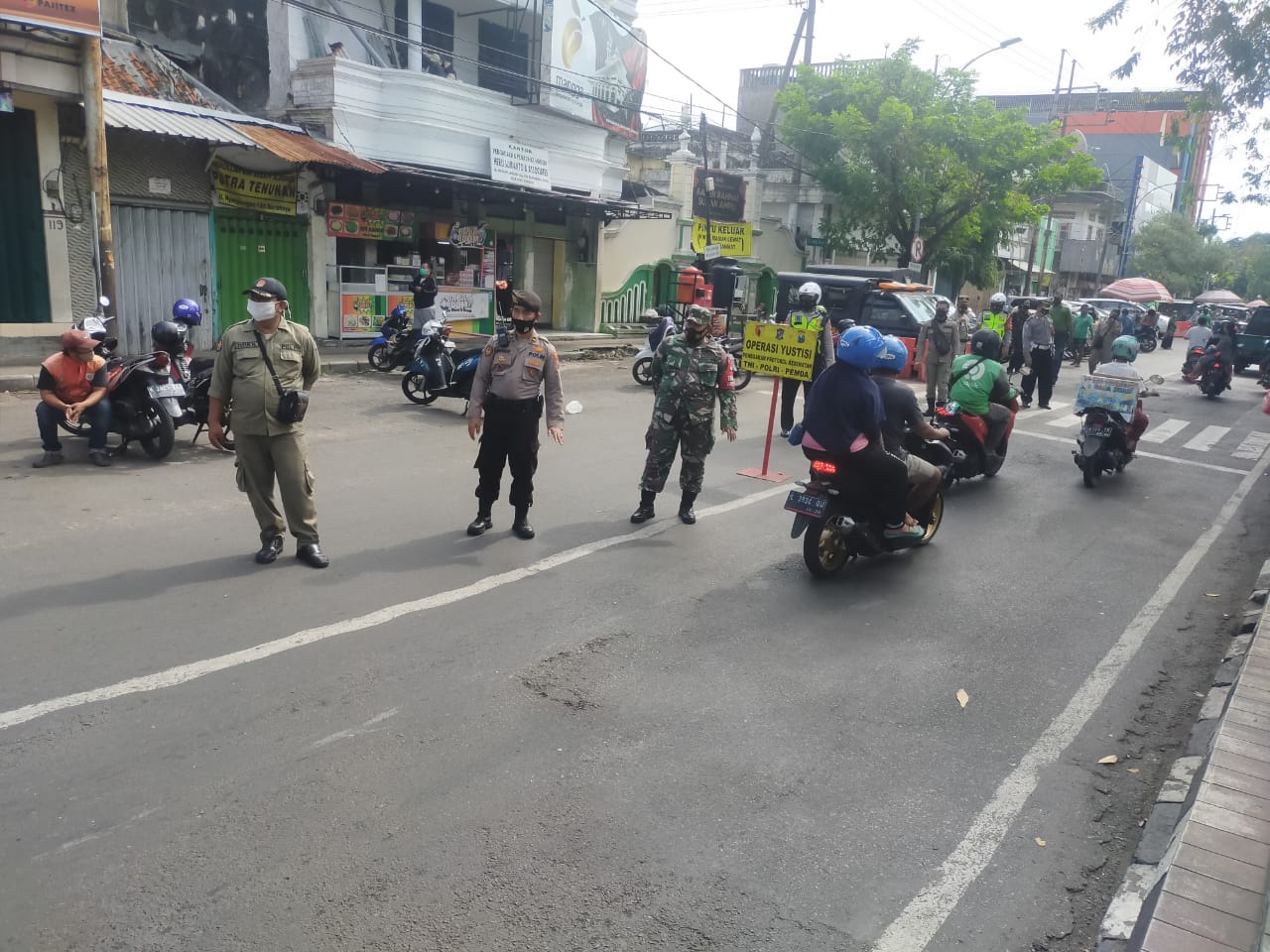 Polsek Semampir Bareng Koramil & Satpol PP Jaring Pengguna Jalan Tanpa Masker