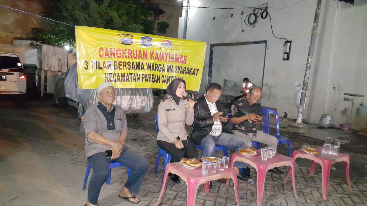 Kapolsek Pabean Cantikan Pimpin Cangkrukan Bersama Warga Kalimas Hilir