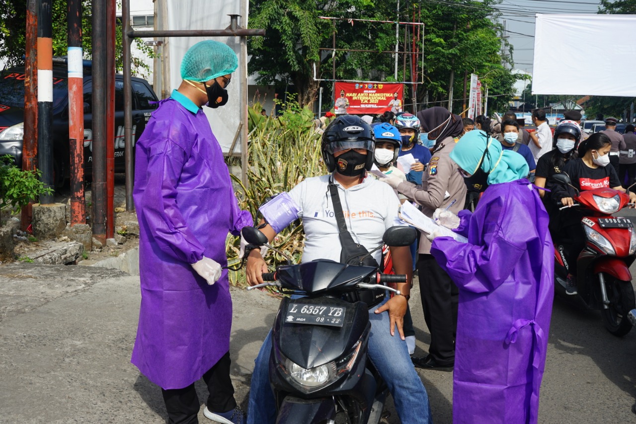 Polres Tanjung Perak Gelar Vaksinasi Massal Drive Tru Untuk Masyarakat Umum