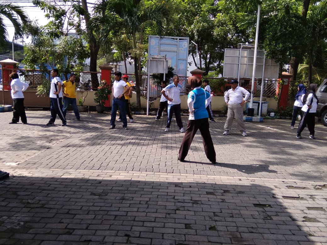 Wakapolsek Kenjeran Pimpin Olahraga Pagi & Bersih-Bersih Mako