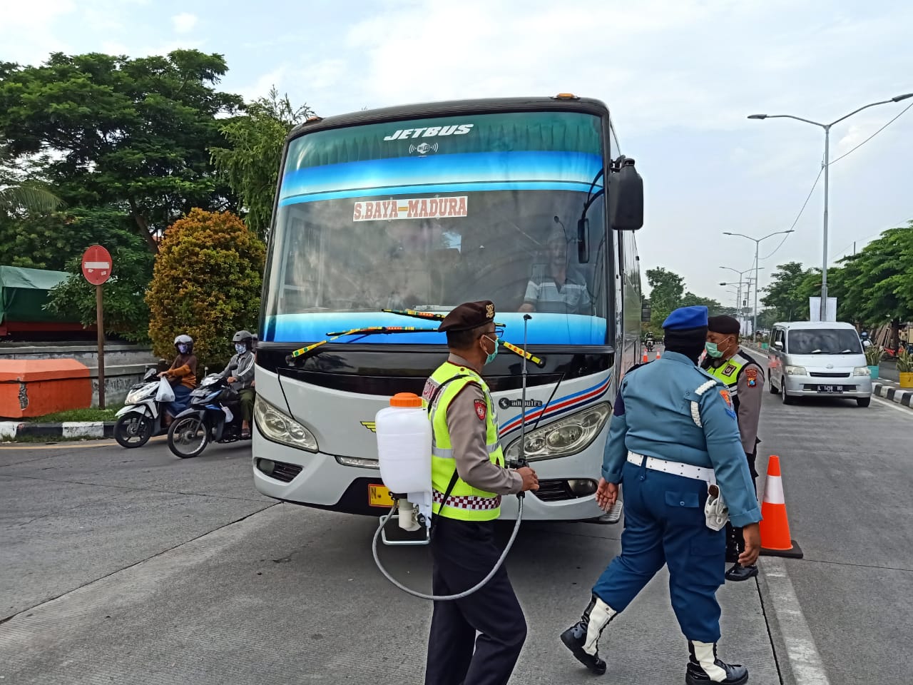 Polres Tanjung Perak Bareng Instansi Samping Lakukan Penyekatan di Akses Suramadu