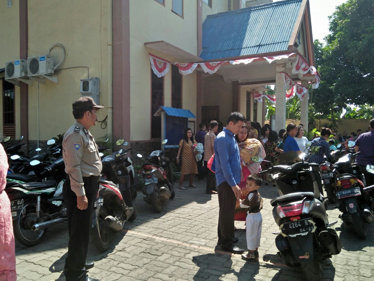 Babinkamtibmas Ujung PAM Kebaktian Rutin di Gereja HKBP