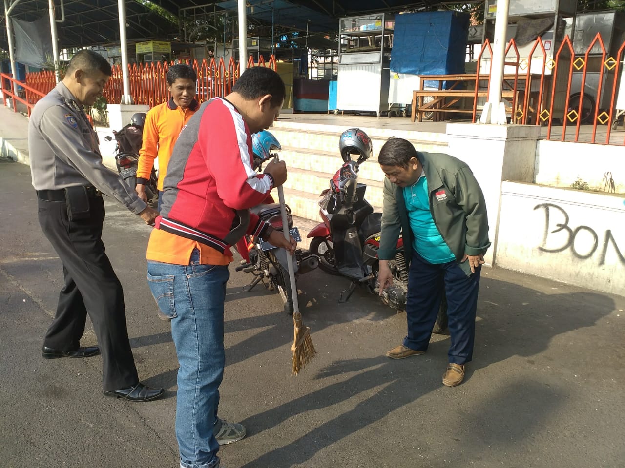 Peduli Kebersihan, Babinkamtibmas Sidotopo Bersama Kelurahan Kerja Bakti Dadakan