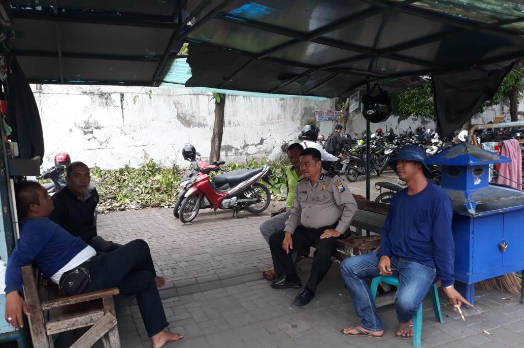 Babinkamtibmas Ampel Sampaikan Pesan Waspada Curanmor Ke Petugas Parkir