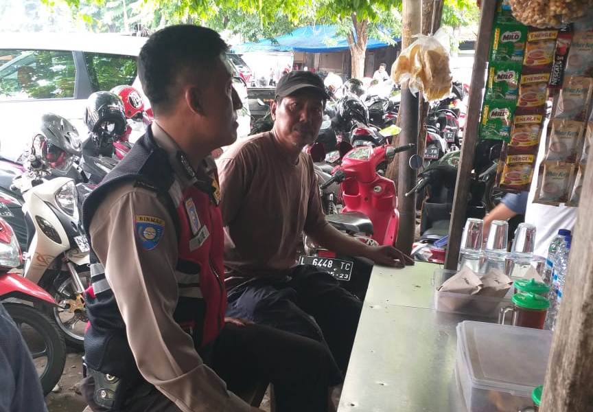 Babinkamtibmas Bongkaran Sampaikan Himbauan Cegah Curanmor ke Petugas Parkir