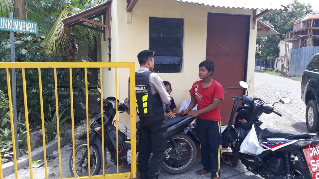 Satsabhara Polres Tanjung Perak Patroli Pemukiman Sambil Titip Pesan Kamtibmas