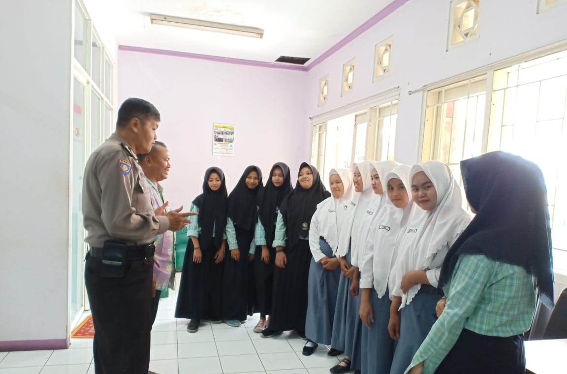 Gelar Rabu Narsis, Babinkamtibmas Sidotopo Sambang SMK Wachid Hasyim