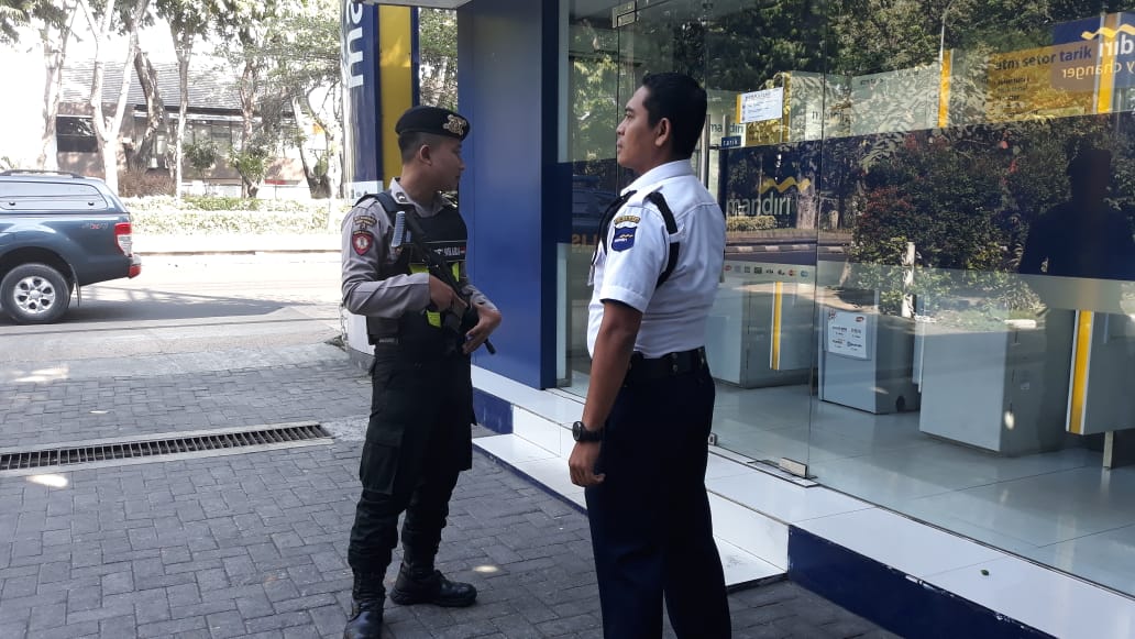 Satsabhara Polres Tanjung Perak Gelar Patroli Rutin di Kantor Bank