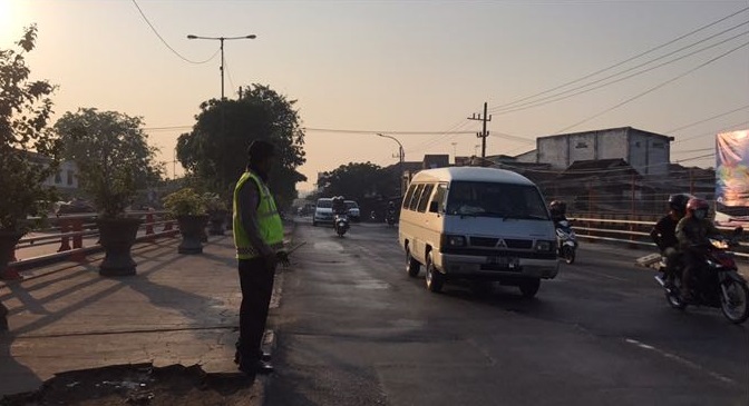 Polsek Asemrowo Rutin Lakukan Pengaturan Lalu Lintas Pagi